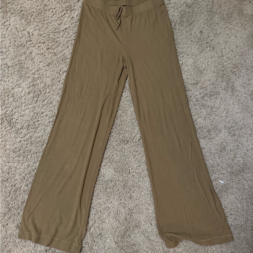 SKIMS Lounge pants with elastic ofc adjustablee wasteband and flare bottoms!